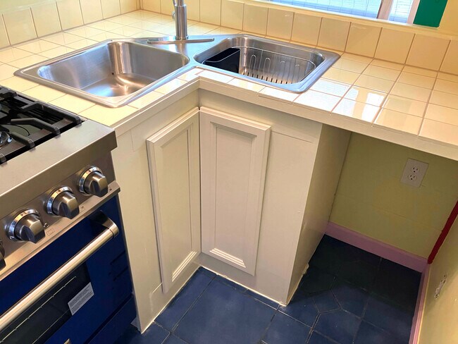 Building Photo - 2909 King St