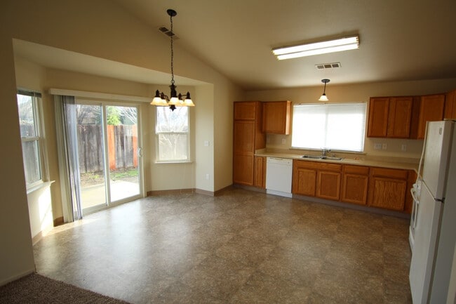 Building Photo - 3 Bedroom Home in Gated Lake California