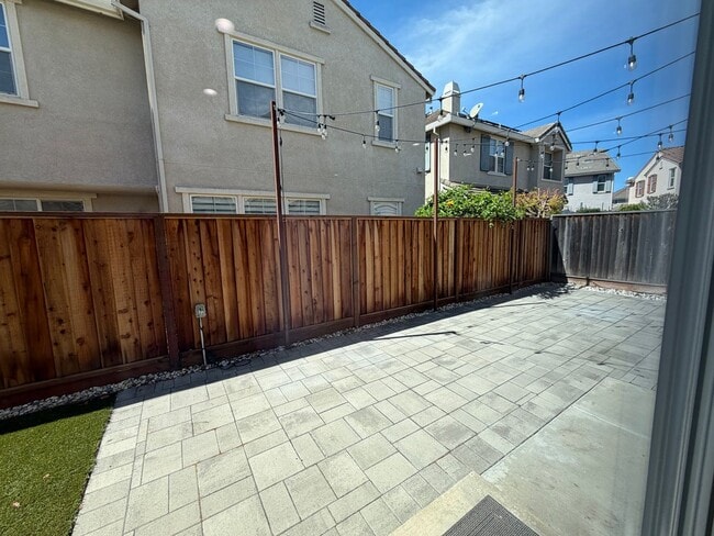 Building Photo - Luxurious 4 Bedroom 2.5 Bath Home.