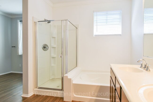 Building Photo - Beautiful 4 Bed, 3.5 Bath Townhouse
