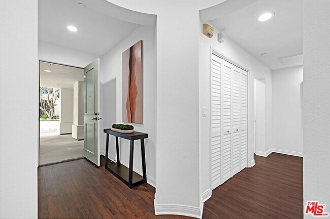 Building Photo - 5625 Crescent Prk W