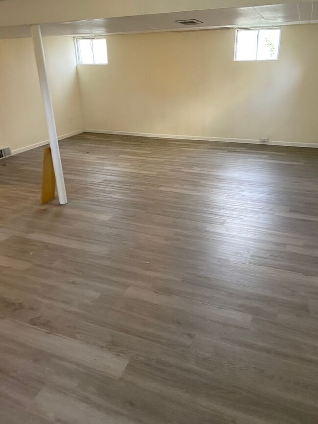 Building Photo - 3 bedroom single family home with huge bon...