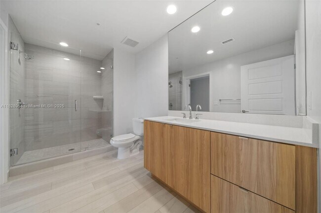 Building Photo - 555 NE 8th St