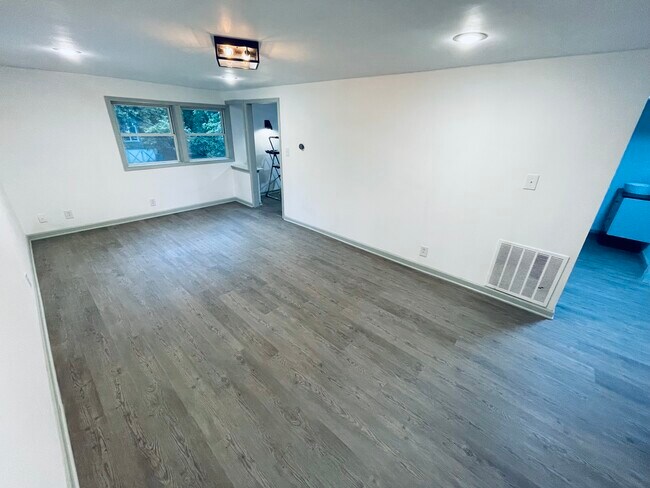 Building Photo - 1504 Stamm Ave