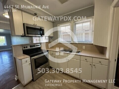 Building Photo - 4462 SE Milwaukie Ave