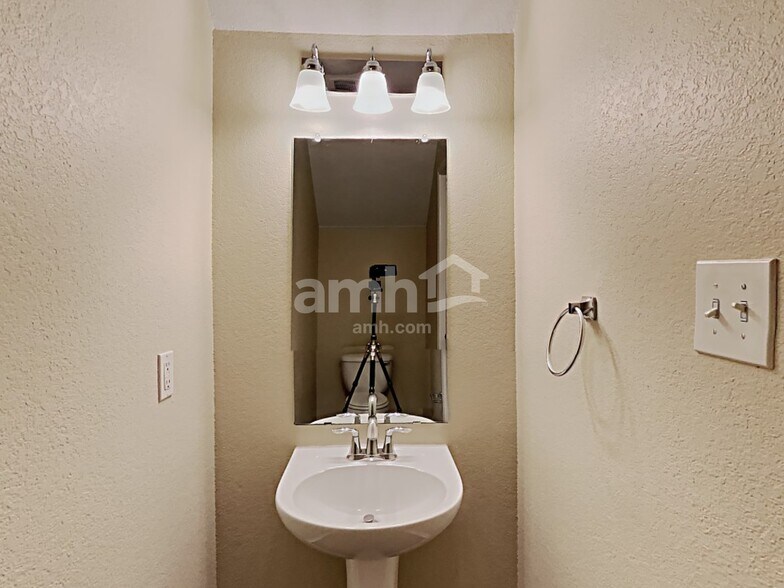 Building Photo - 7152 Little Mohican Dr