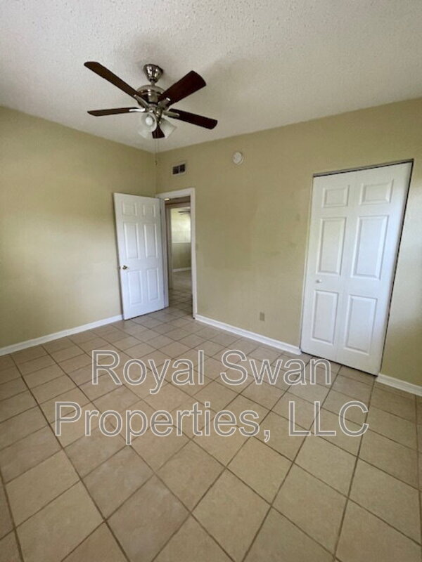 Building Photo - 2016 Crystal Ct W