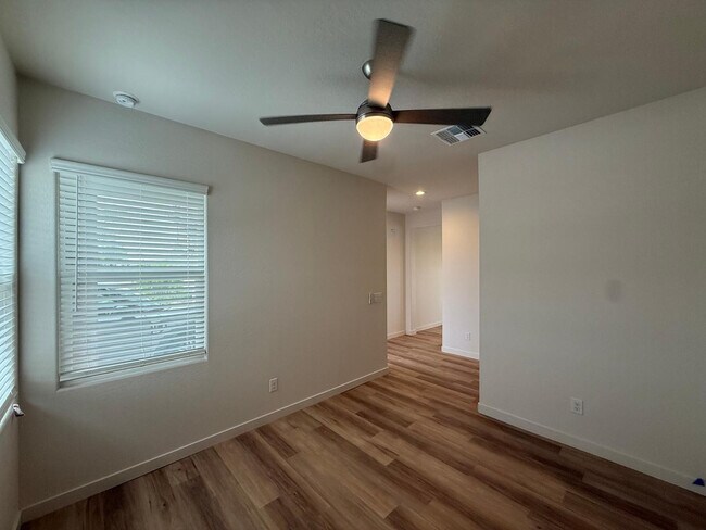 Building Photo - 624 N Vine St