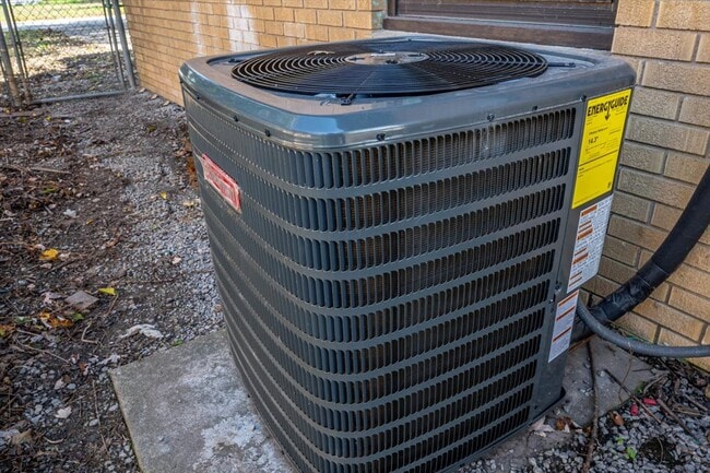 Building Photo - 809 N Ross Ave