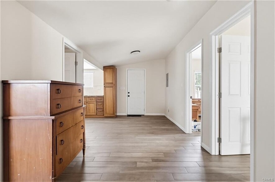 Building Photo - 1033 E 57th St