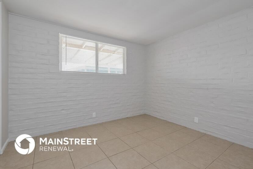 Building Photo - 1727 S Winstel Ave