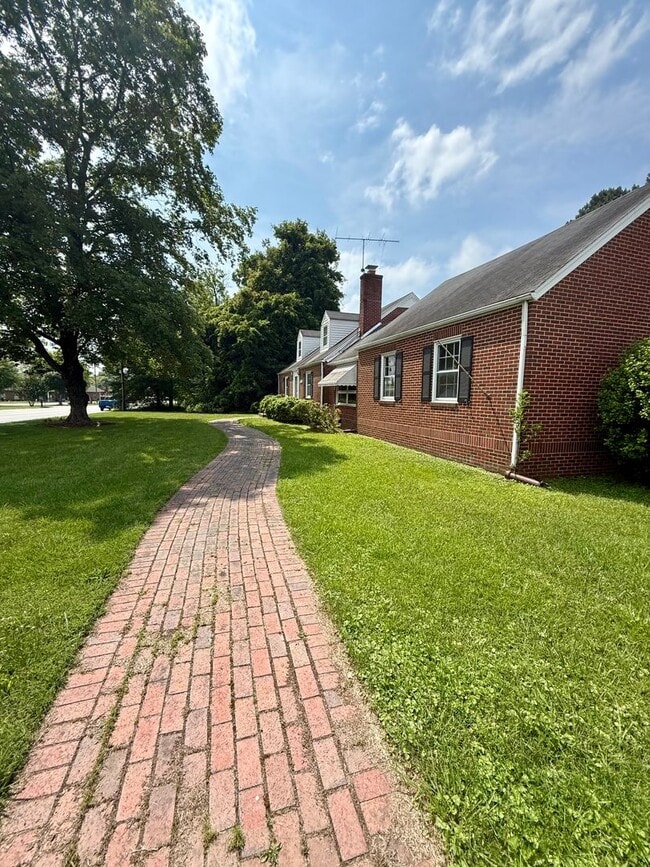 Building Photo - Four bedroom, 1.5 bath house in Graham -De...