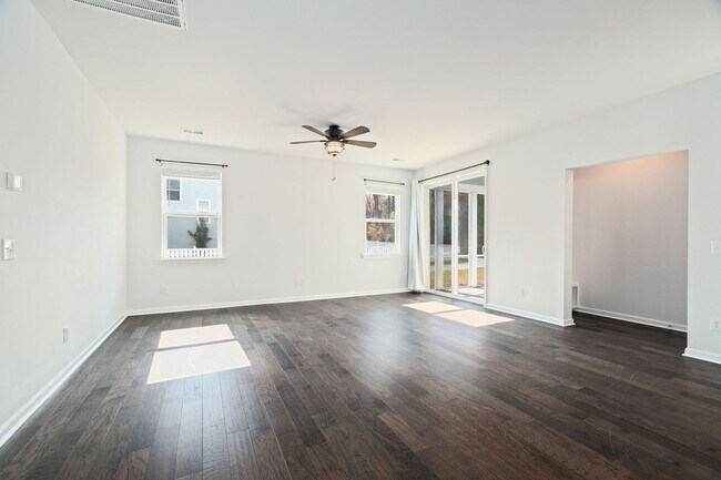 Building Photo - Cozy Living in The Ponds