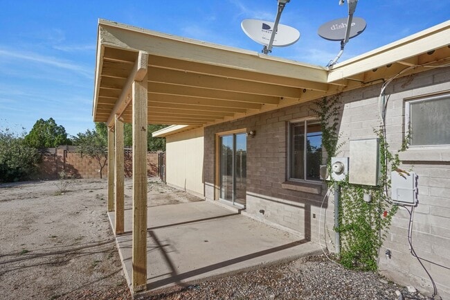 Building Photo - 1942 S Sunburst Dr