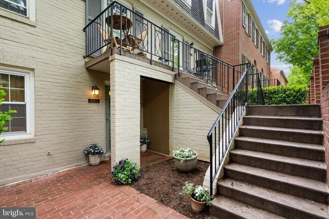Building Photo - 3209 Sutton Pl NW
