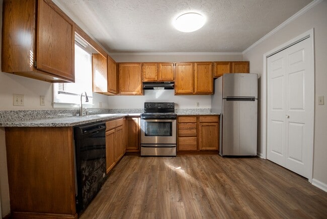 Building Photo - A must see 2 BEDROOM Townhome ! Convenient...