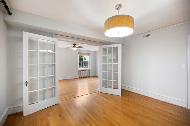 Building Photo - 821 Brandon Ave