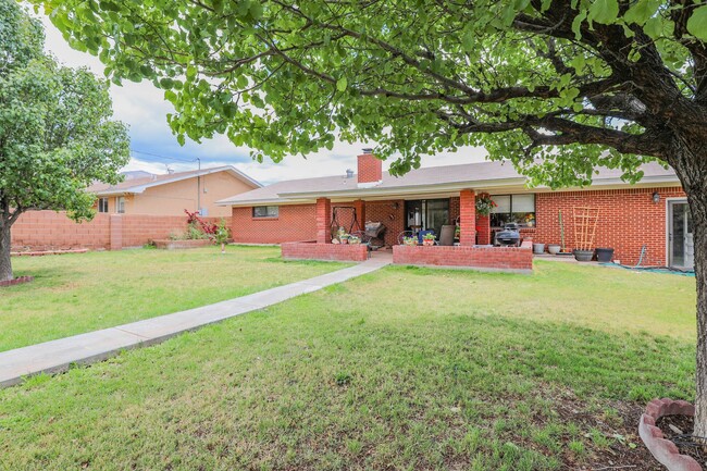 Building Photo - Three Bedroom Home with Plush Backyard