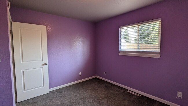 Building Photo - 5 BED/2 BATH RANCH HOME W/FINISHED BASEMEN...