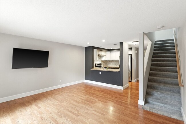 Building Photo - Updated 2 Bedroom/2.5 Condo w/garage
