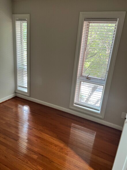 Master bedroom - 4820 Hampden Ln