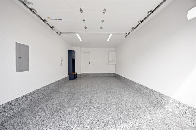 Building Photo - 966 Hangar Dr