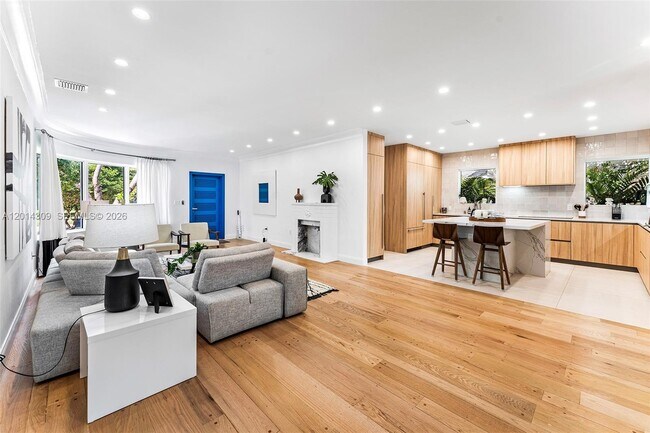 Building Photo - 6145 La Gorce Dr