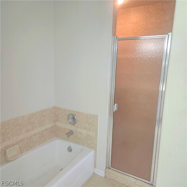 Building Photo - 3315 SW 8th Ct