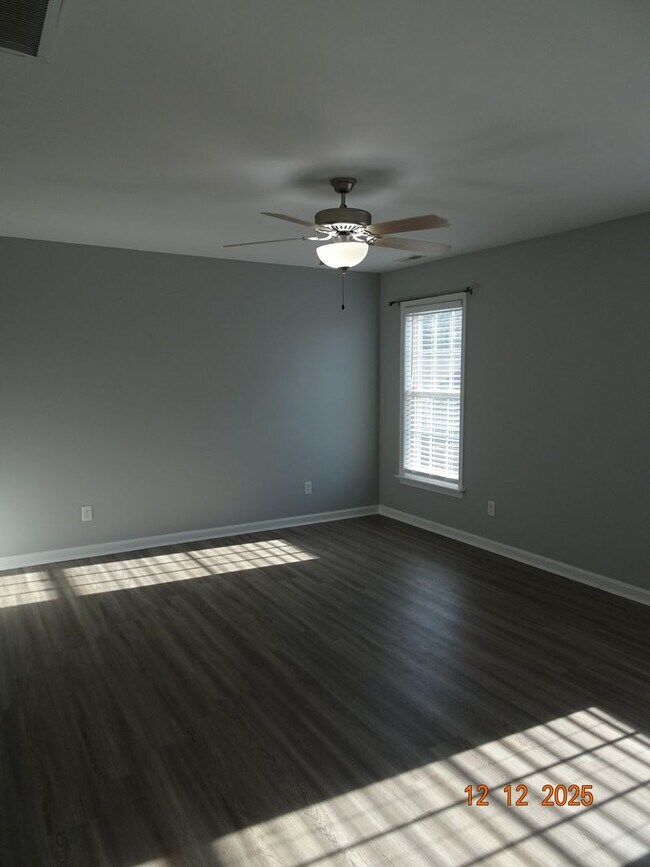 Building Photo - 3 Bedrooms, 2.5 Bathrooms Single Family Home