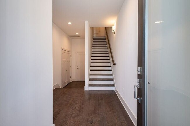 Building Photo - Beautiful Condo in Cleveland Park (Downtow...