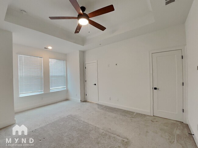 Building Photo - 828 S Columbia Dr