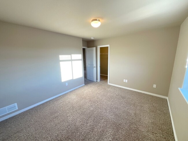 Building Photo - 4 Bedroom Home Available Near Londonderry Dr & Eastonville Rd!