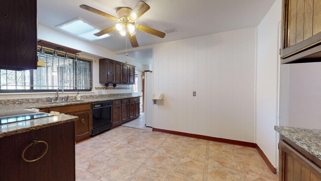 Building Photo - UPTOWN 3/BD 2/BA 1/CP WORKSHOP