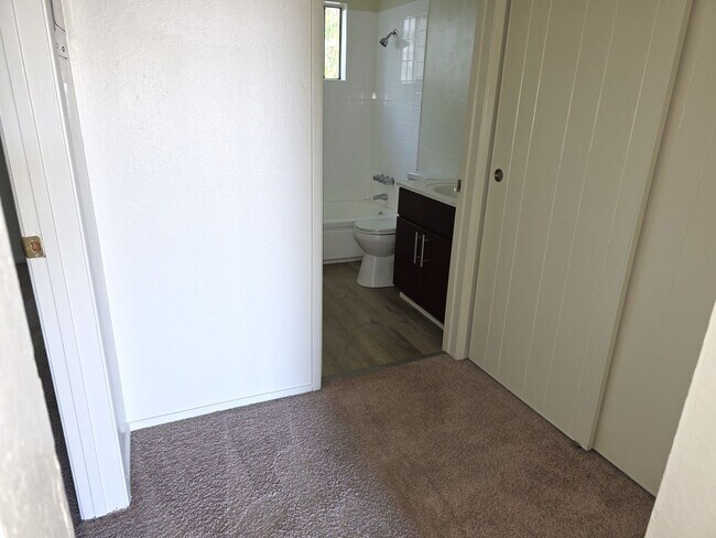Building Photo - Newly Remodeled -1-bedroom, 1-bathroom apa...