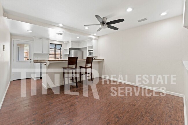 Building Photo - 8 Saratoga Cir