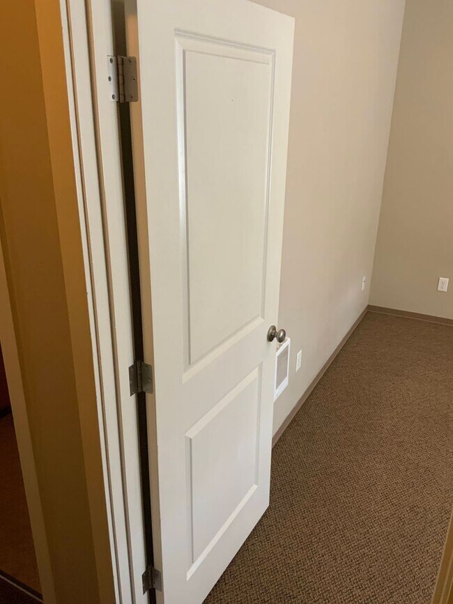 Building Photo - 3 Bedroom, 2.5 Bathroom Close to UO Campus