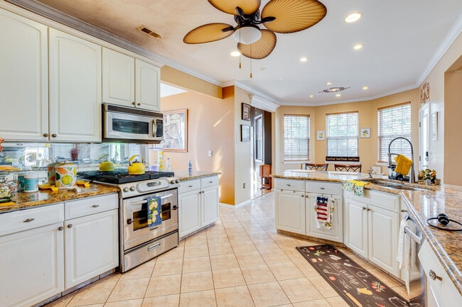 Building Photo - 14 Normandy Dr