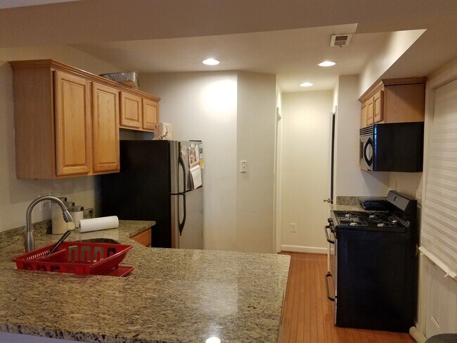 Building Photo - Charming 2Bedroom/1.5Bath Townhome in Upper Fells Point!