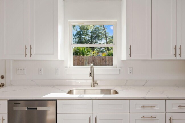 Building Photo - 68 Iris Ln