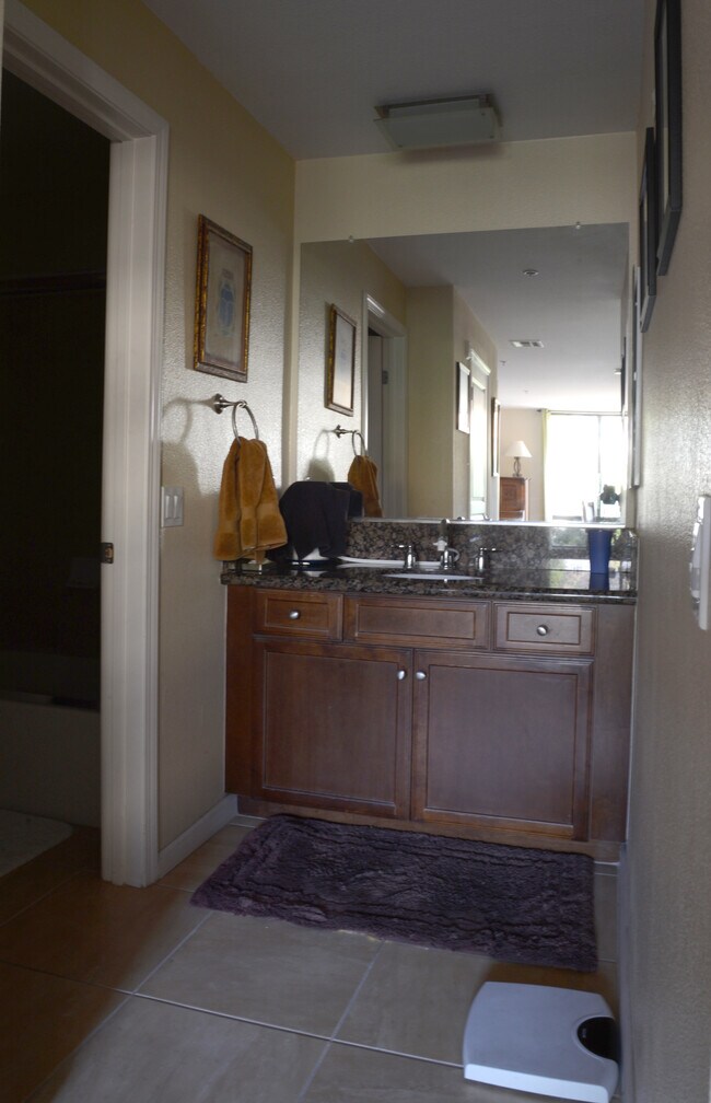 Building Photo - 7320 Hawthorn Ave