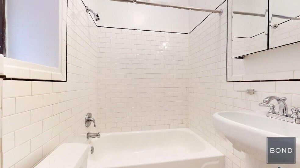 Building Photo - 305 W 45th St