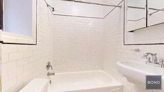 Building Photo - 305 W 45th St