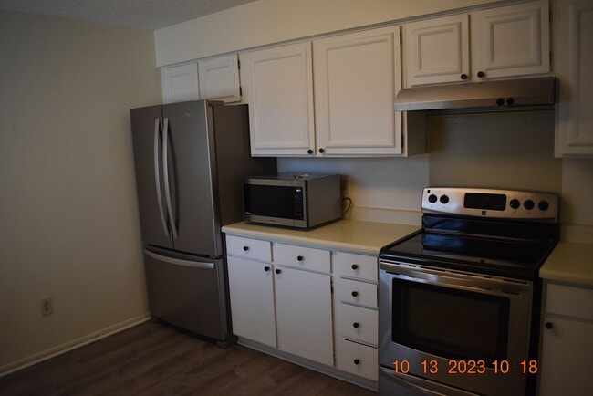 Building Photo - **MOVE IN INCENTIVE** Spacious 3 bedroom Condo - Half of February Rent FREE If Lease Signed By En...