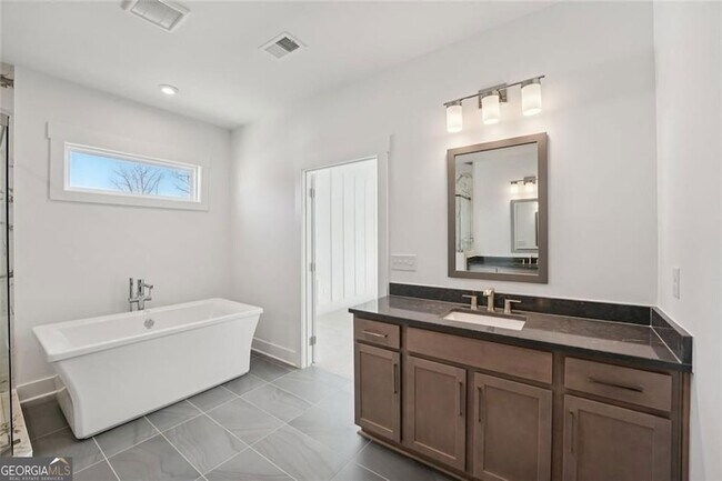 Building Photo - 2815 Medford Dr