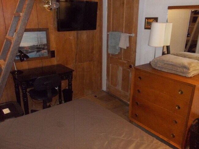 Building Photo - 256 Derby Ave