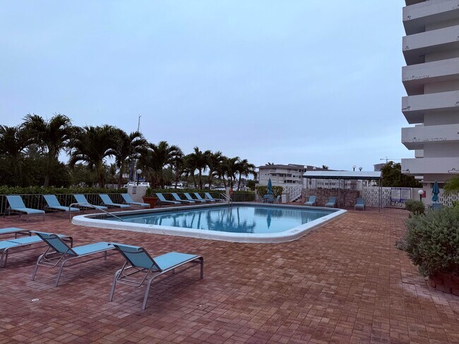 Building Photo - 401 Golden Isles Dr