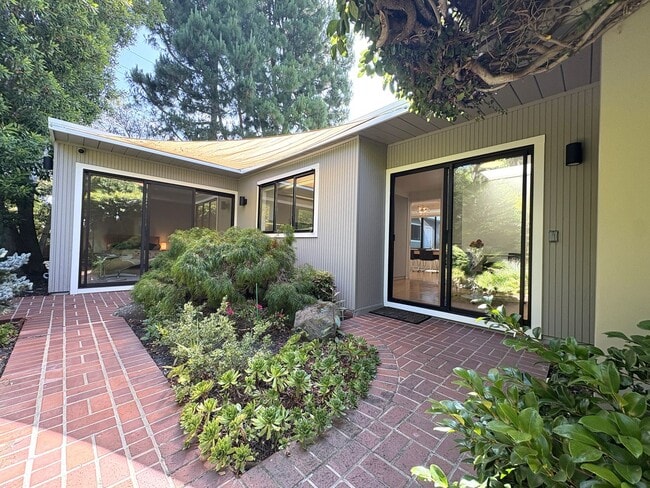 Building Photo - Eichler-Style Gem in Desirable Triple El N...