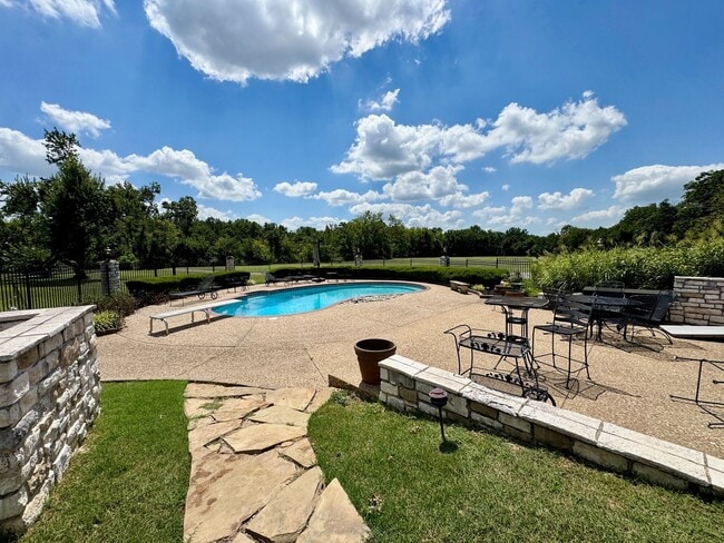 Building Photo - Executive NWA home with POOL and SHOP