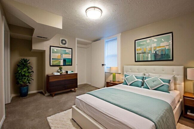 Building Photo - 3 Bedroom / 2 Bath Home with Garage off 45th and Leavenworth!