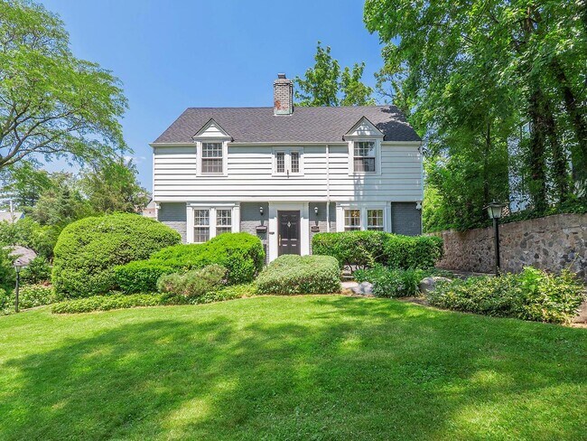 Primary Photo - 221 Manhasset Ave